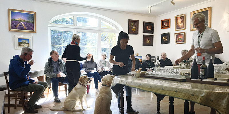 Une discussion autour d'une table ou tout respire la truffe